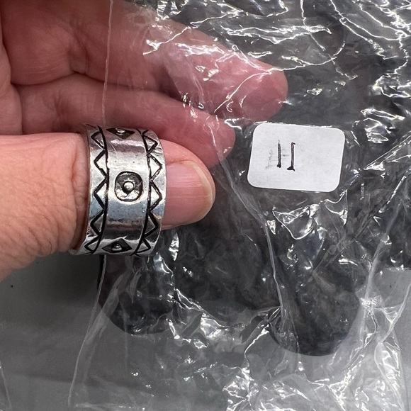 Silver Geometric Pattern Ring costume jewelry size 11 - Picture 7 of 7